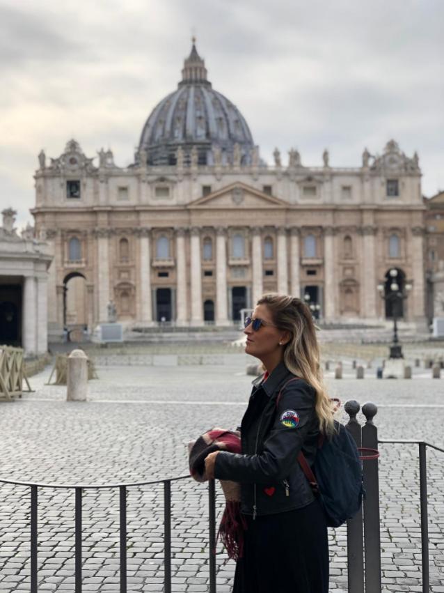 VIAJAR EN PANDEMIA. Florencia en su visita al Vaticano con la plaza desierta. 