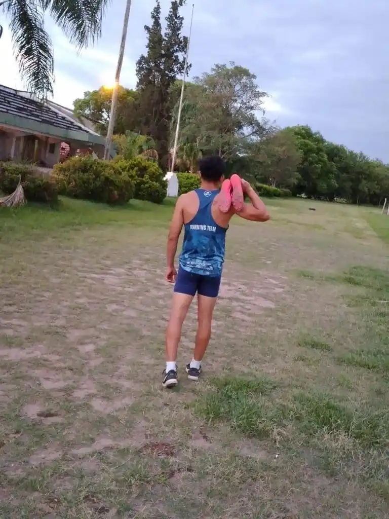 LUGAR HABITUAL. En esas malas condiciones, entrena el velocista Delgado.