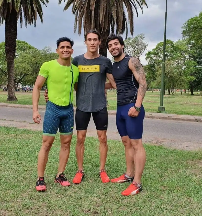 UNIDOS. Delgado y Andrada junto a Ivan Loreto, campeón de 400 y 200 metros.