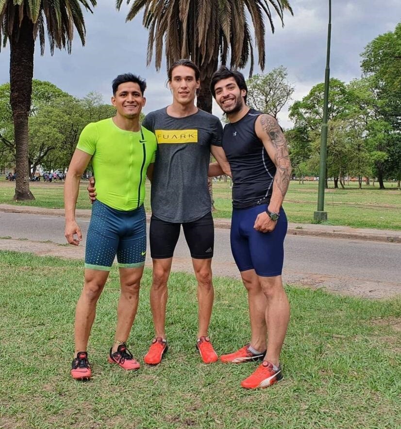 UNIDOS. Delgado y Andrada junto a Ivan Loreto, campeón de 400 y 200 metros.