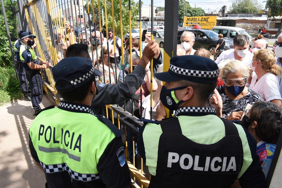 PROTESTA. En el Servicio de Emergencias se inocula de 8 a 18. Los tucumanos que se constituyeron en el lugar llegaron a pie o en vehículo, lo que también dificultó la vacunación.