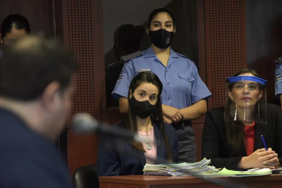 ATENTA A LA DECLARACIÓN. Teresita Raso no le quita la mirada al acusado Luis Cristian Danum cuando declaró en la primera audiencia. 
