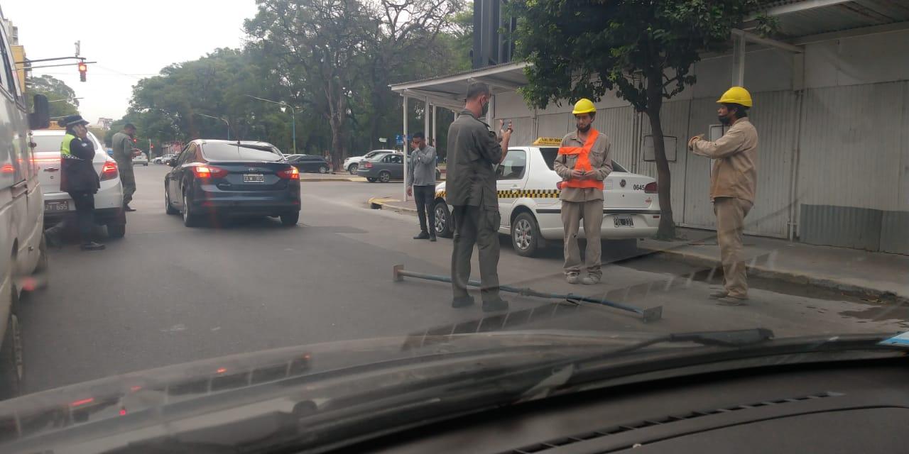 Un hierro cayó de una obra e impactó contra un auto que pasaba