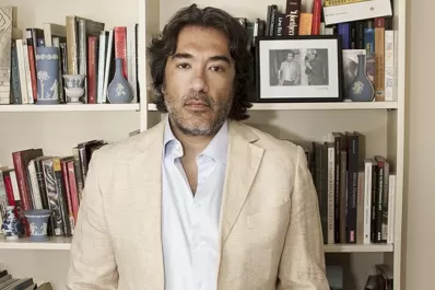 Otorgan y retiran premio a crítico de arte argentino