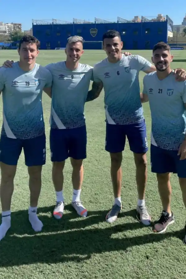  EN CASA AMARILLA. Antes de enfrentar a River, Aguirre, Lotti, Osores y Erbes se fotografiaron tras el entrenamiento de ayer en las instalaciones que les facilitó Boca. 
