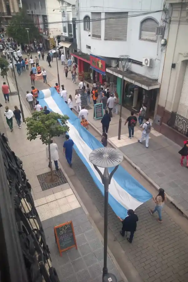 Tucumán: la marcha de los trabajadores de la salud se hizo sentir en el microcentro