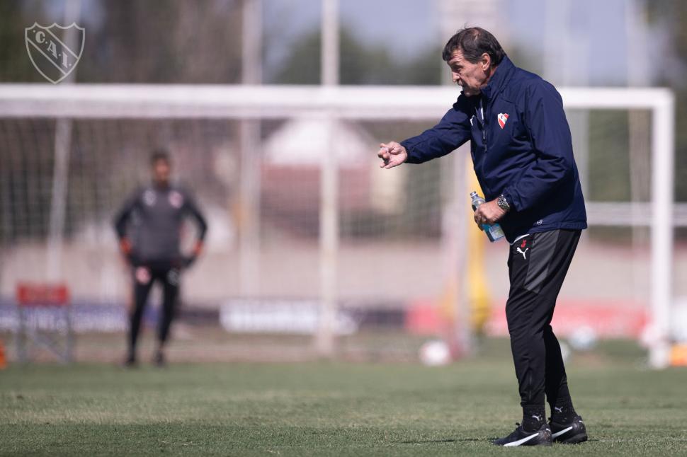 CONTAGIADO. El DT Julio César Falcioni y otros 10 jugadores de de Independiente están con coronavirus y se perderán el clásico del sábado contra la “Academia”.  