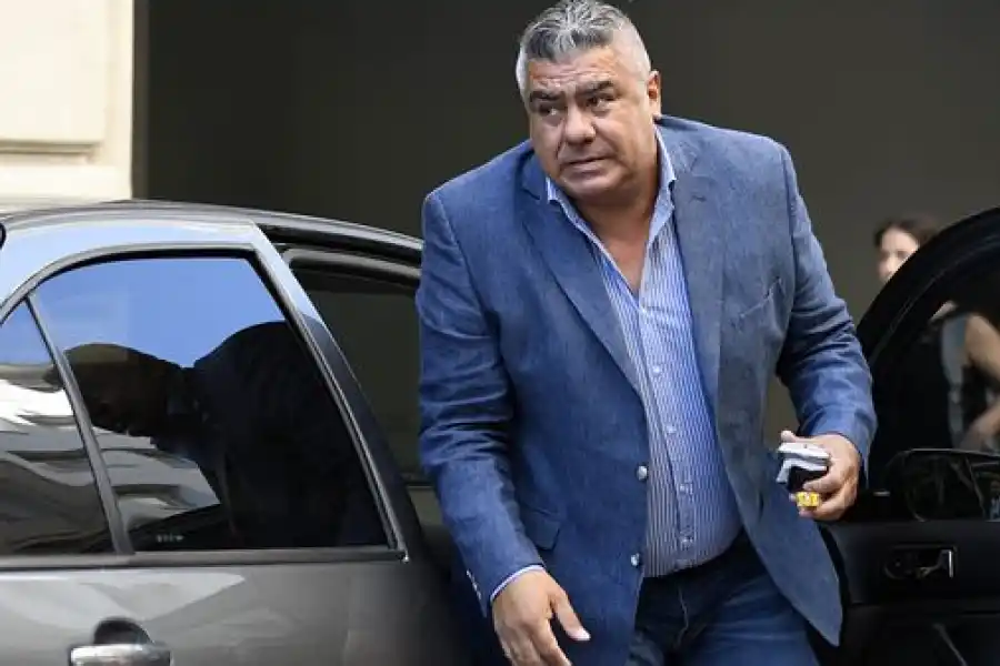 EXTREMA LAS MEDIDAS. Claudio “Chiqui” Tapia expresó su profunda preocupación por la cantidad creciente de casos de covid-19 en los diferentes equipos del fútbol argentino.  