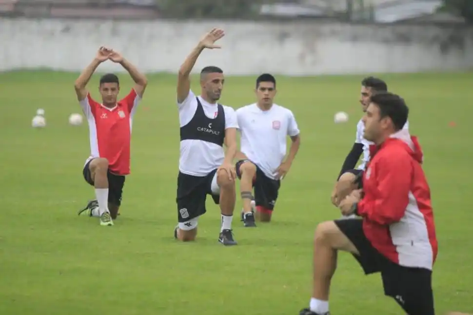 A TRABAJAR. Al margen de la salida de la dupla, el plantel retomó los trabajos de cara al duelo del martes contra Chacarita. 