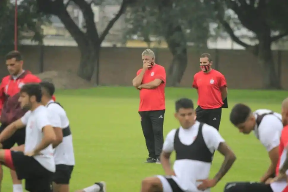 PRIMERAS IMPRESIONES. García y Torres comenzaron a tomar nota de cada detalle del plantel que tendrán a su cargo.