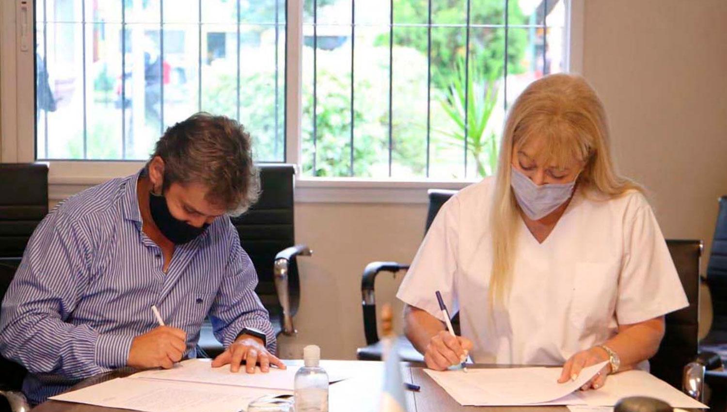 ACUERDO. Campero y Chahla firmaron un documento de entendimiento y colaboración para establecer protocolos para frenar los contagios.