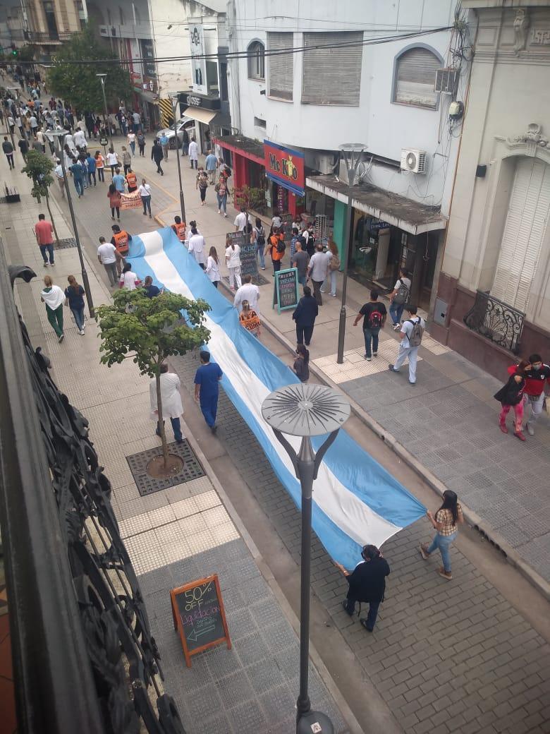 Tucumán: la marcha de los trabajadores de la salud se hizo sentir en el microcentro
