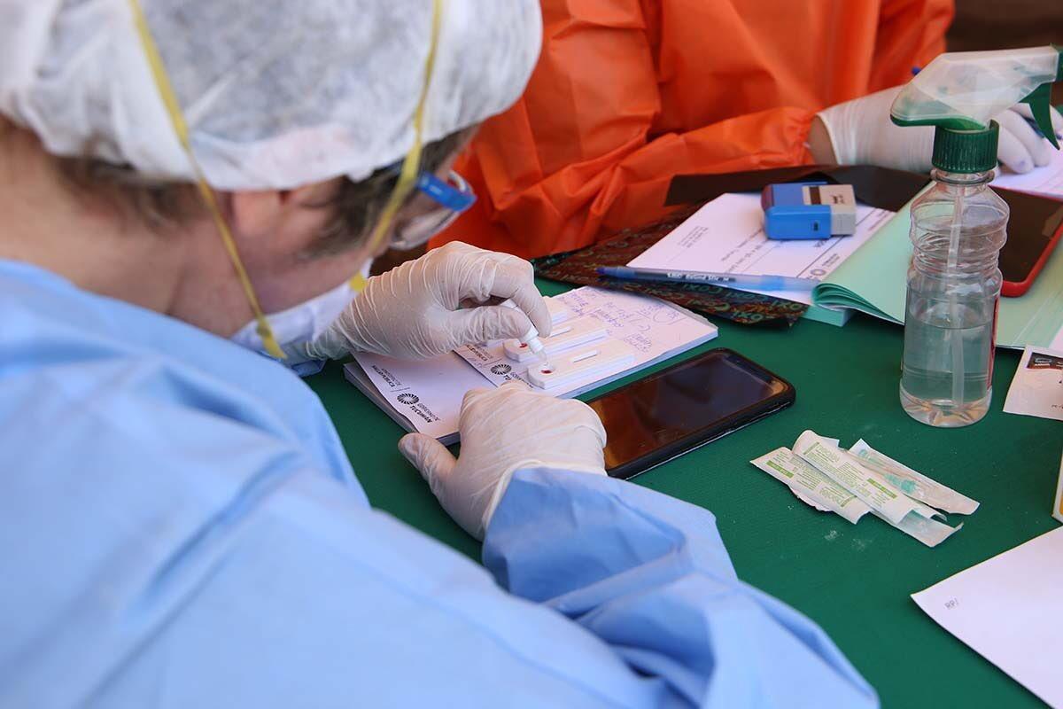 El hisopado para covid-19 ronda los $ 3.000 en los laboratorios bioquímicos de Tucumán