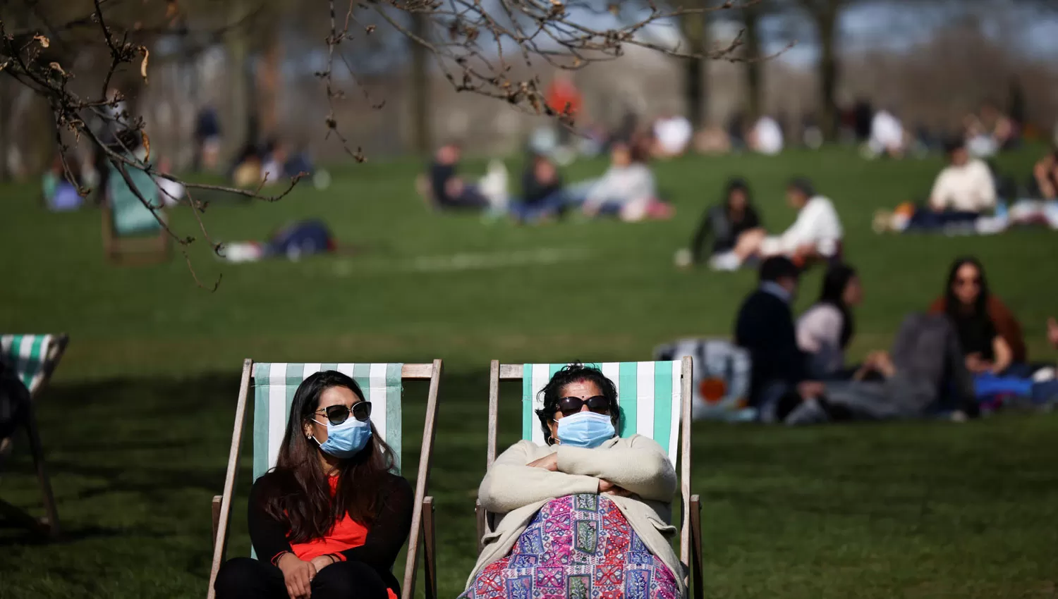 AL SOL. Los británicos aprovecharon el fin de semana para disfrutar de Hyde Park, en medio de una pandemia que los mantiene encerrados desde enero.