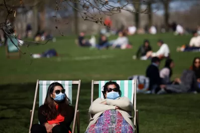 Cae un 60% los contagios de coronavirus en Inglaterra luego del confinamiento y la vacunación