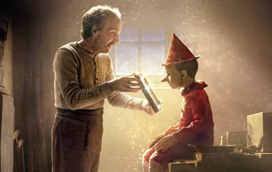 UNA RELACIÓN ENTRAÑABLE. Benigni es Geppetto, el carpintero que protege a Pinocho de los males del mundo. 