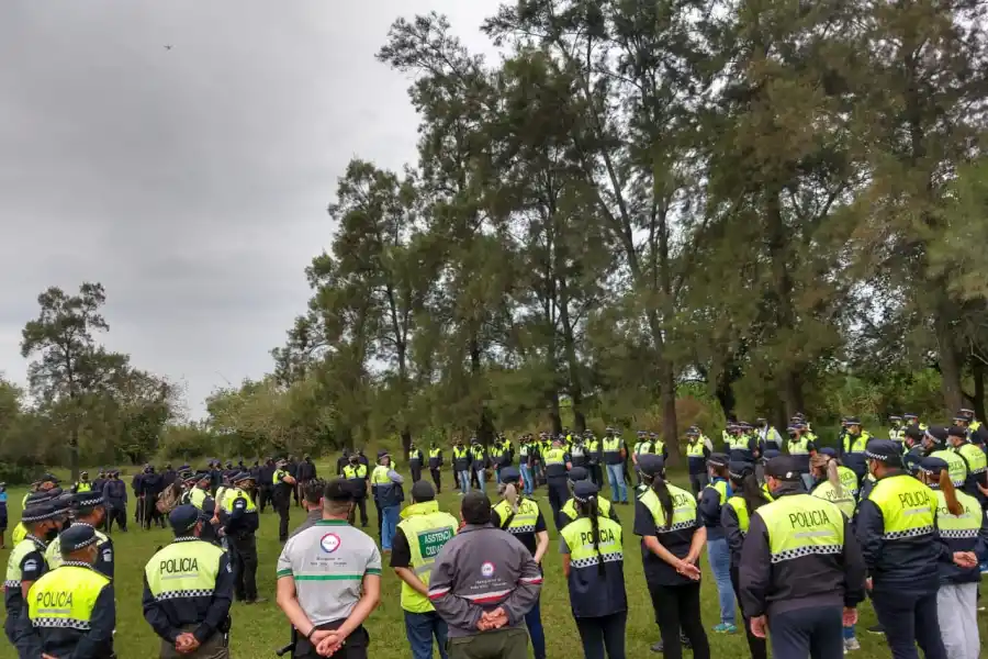 EN PLENO OPERATIVO. La Policía busca a Romero en Leales. Foto: Ministerio de Seguridad