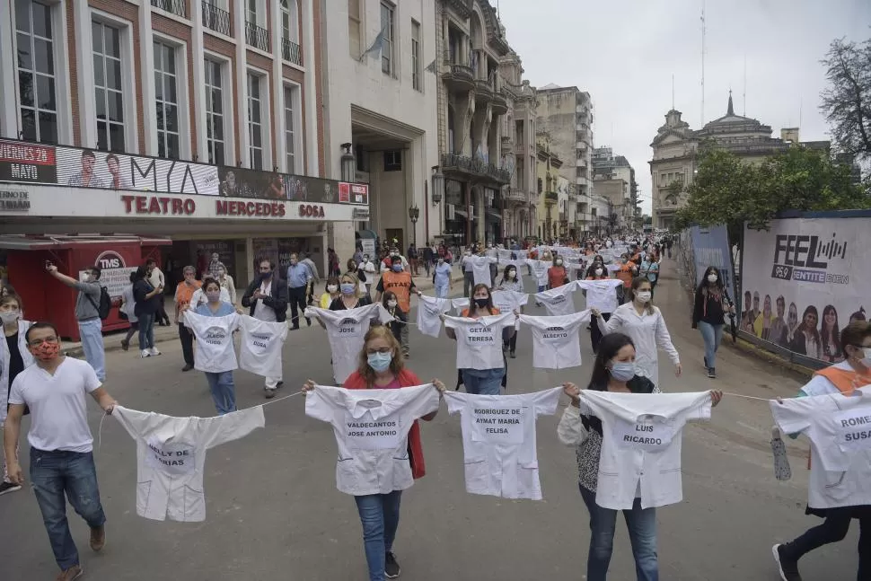 ESPACIOS VACÍOS. Con 102 nombres inscriptos, las chaquetas blancas homenajearon a los trabajadores sanitarios fallecidos por covid-19 en Tucumán. LA GACETA / FOTO DE FRANCO VERA
