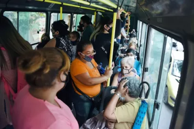 Cómo se podría propagar el coronavirus en los colectivos