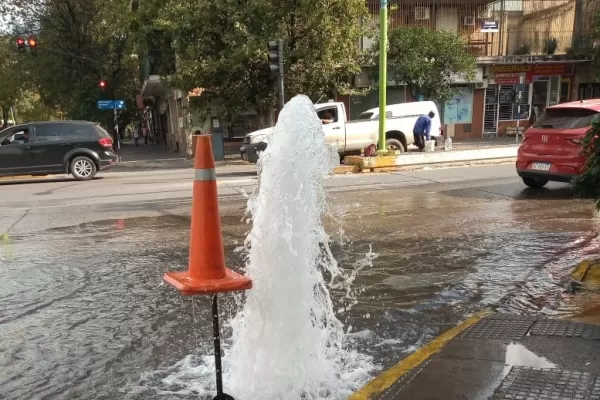 En la Esquina Norte surgió una insólita “fuente” de agua