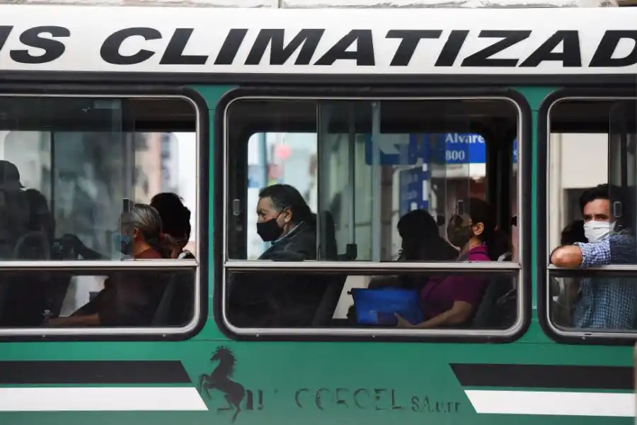 UN POCO DE AIRE. En este caso se cumple con las premisas de aireación y con el uso de barbijos. 