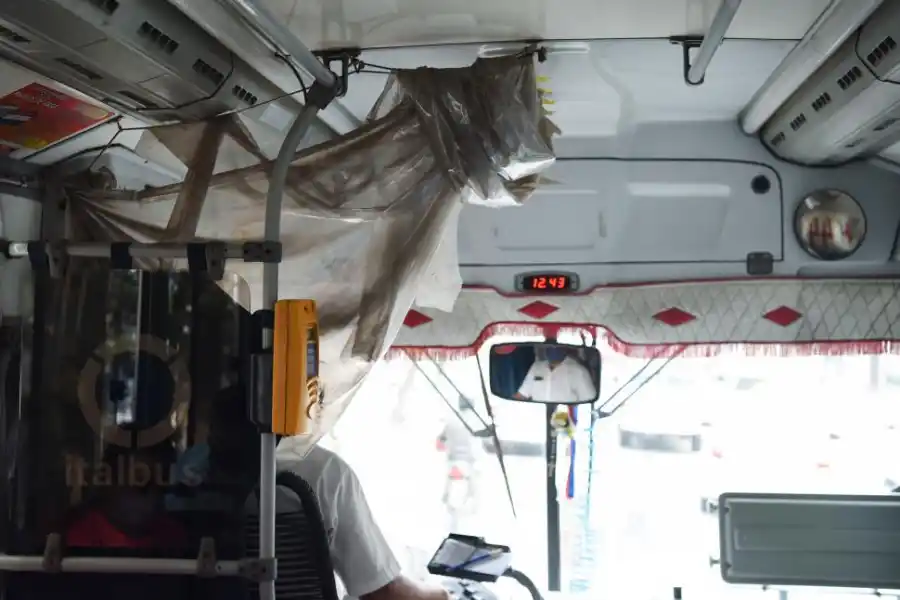 BARRERA APARTADA. La cortina que, para protección, debe separar al chofer de los pasajeros, aparece doblada y atada a un caño.