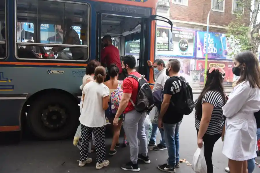TRAS LA ESPERA, LA COLA. En horas pico los usuarios saturan las paradas y suben en grupo amplio al colectivo.