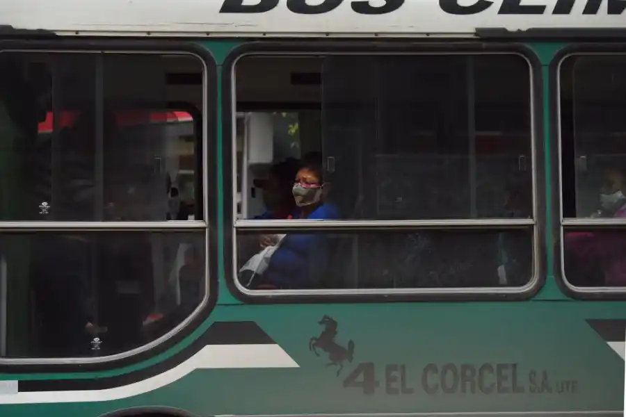 PROTEGIDA. La pasajera que dispone de una ventanilla abierta tiene un viaje con menos riesgos. 