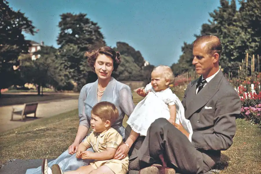 FAMILIAR REAL. Felipe junto a la reina Isabel II, su esposa, y dos de sus cuatro hijos.