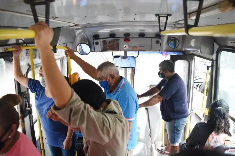 ¿Y EL DISTANCIAMIENTO SOCIAL? El traslado, necesidad impostergable, se realiza en condiciones de riesgo e incomodidad, con colectivos que llevan más gente que la que corresponde por la pandemia.