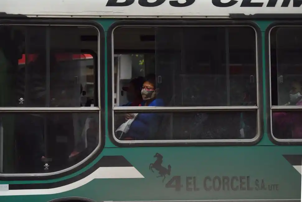 PROTEGIDA. La pasajera que dispone de una ventanilla abierta tiene un viaje con menos riesgos. 