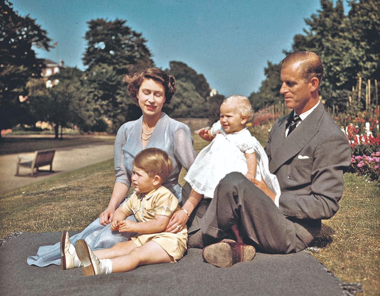 FAMILIAR REAL. Felipe junto a la reina Isabel II, su esposa, y dos de sus cuatro hijos.