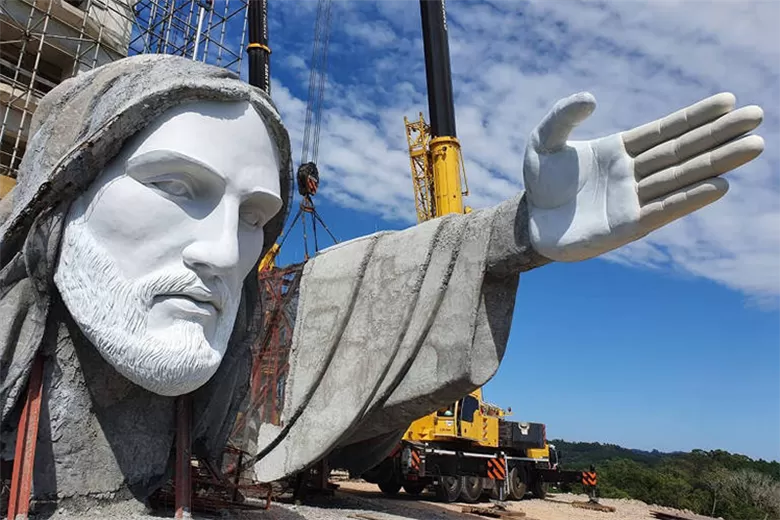 Una nueva estatua de Cristo, en construcción. 