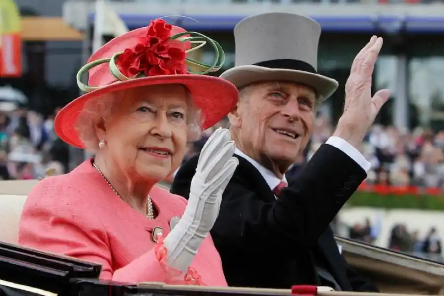 DE GALA. Isabel y Felipe durante la boda de lady Gabriella Windsor. 