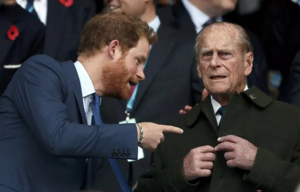 EL NIETO. Harry y su abuelo Felipe en la final de la Copa Mundial de Rugby. El esposo de Isabel II falleció la semana pasada.. reuters