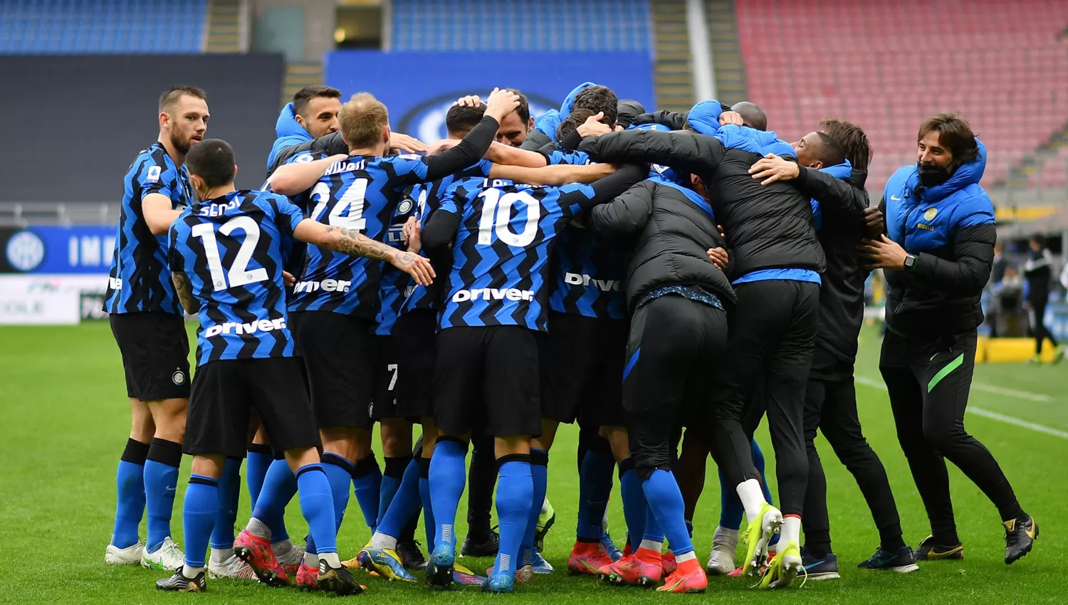 FESTEJO. Todo Inter abraza a Darmian, autor del único gol en la victoria ante Cagliari.