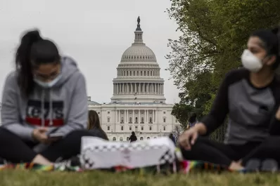 En EEUU ya no será obligación usar barbijo al aire libre