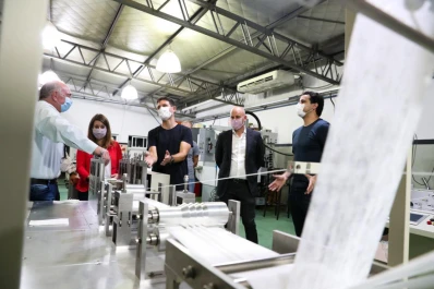 Una pyme fabricó la primera máquina nacional de barbijos a alta velocidad