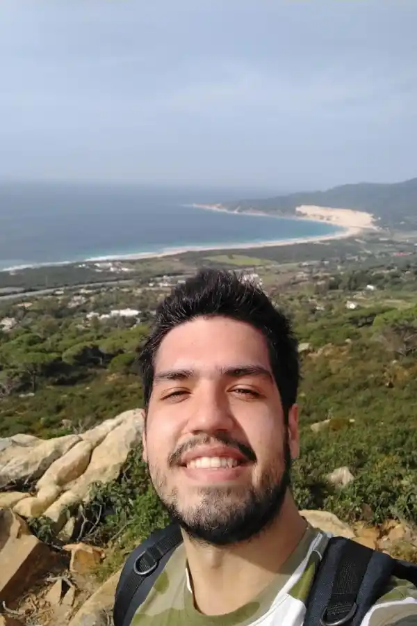 DESTINO ANDALUCÍA. Lucas Martínez conociendo Cádiz, frente al mar. 