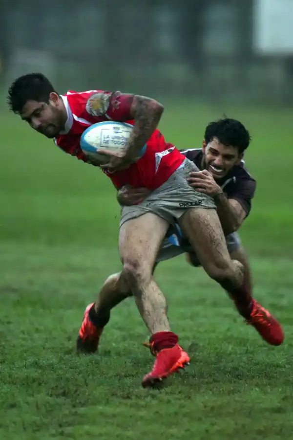 MENSAJE. La URT dispuso en las canchas donde se jugó ayer carteles de agradecimiento para el personal de salud por su invaluable trabajo en tiempos tan difíciles. 