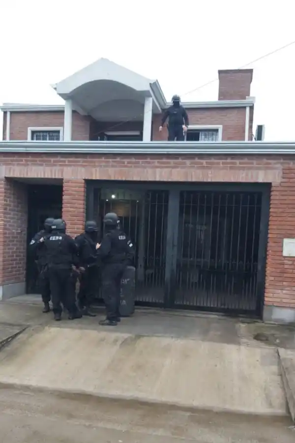 FUERTE OPERATIVO. Miembros del grupo Cero custodian una casa.  