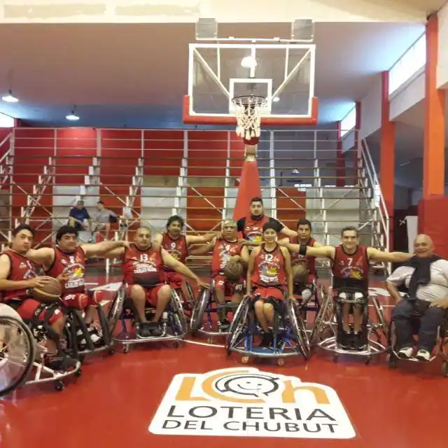 BÁSQUET. Rodríguez (remera siete) juega en “Fundación Marcos Sotelo”.