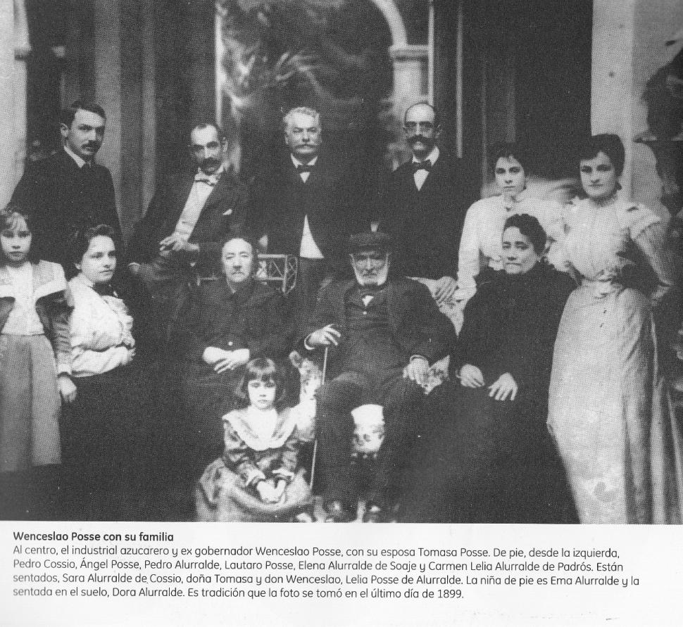 LA FOTO HISTÓRICA. En el último día de 1899, don Wenceslao Posse (sentado al centro) y su familia posan en su casa.