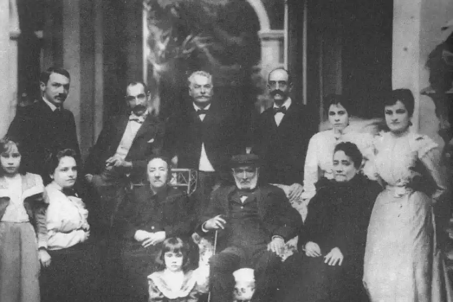 LA FOTO HISTÓRICA. En el último día de 1899, don Wenceslao Posse (sentado al centro) y su familia posan en su casa.