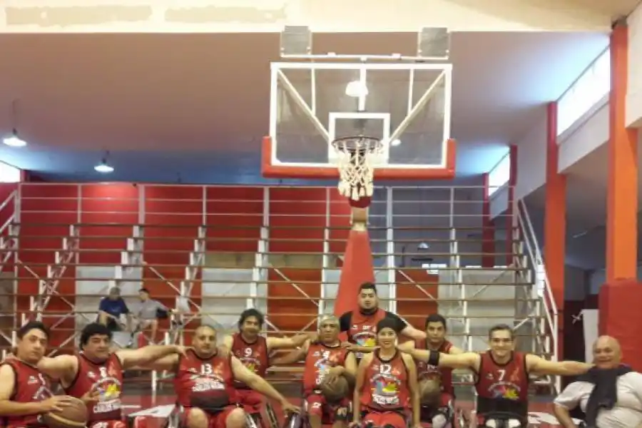 BÁSQUET. Rodríguez (remera siete) juega en “Fundación Marcos Sotelo”.