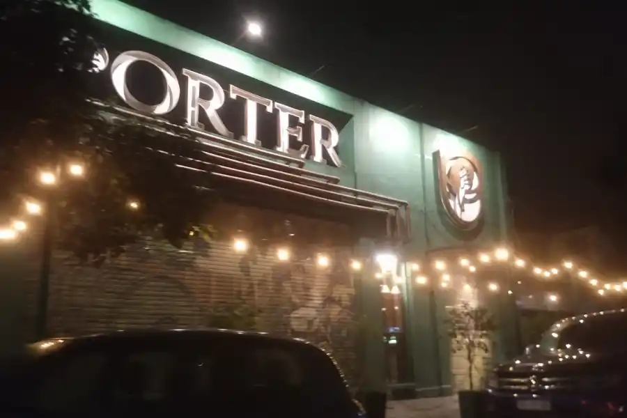 PERSIANAS ABAJO. Los bares de la capital respetaron el horario.