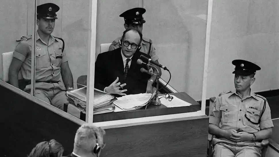 DETRÁS DE UN VIDRIO. Así siguió Eichmann cada jornada del juicio.    
