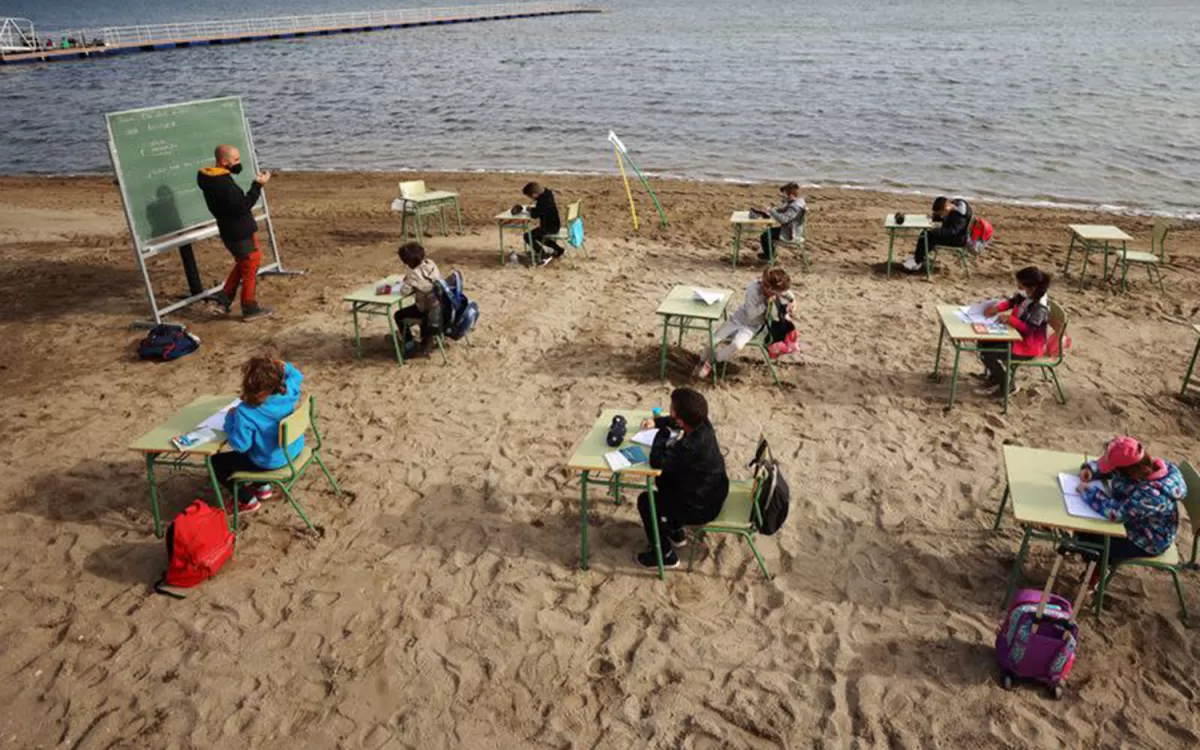 BAJO EL SOL. Los alumnos de la escuela Felix Rodriguez de la Fuente tienen clases en la Playa de los Nietos, en Cartagena, el sur de España, como parte del proyecto “Aire Libre”; para mejorar la calidad de la educación. 