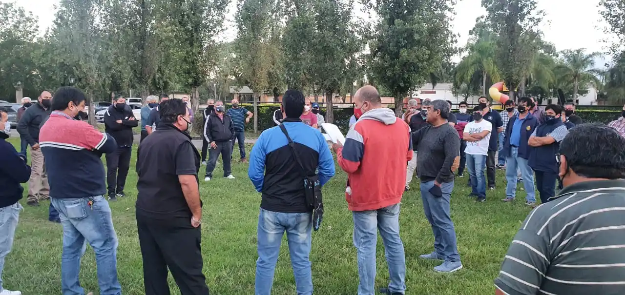 ASAMBLEA. UTA decidió retomar el paro hasta que les paguen las sumas adeudadas.