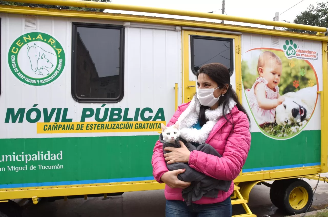 MÓVIL DEL CENARA. Realizan castraciones gratuitas en los barrios de la capital.